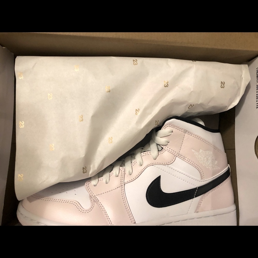 WMNS AIR JORDAN 1 MID